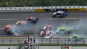 Avarija sekmadienį, gegužės 5 d. vykusiose NASCAR lenktynėse