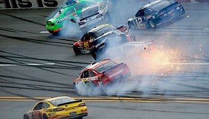 Avarija sekmadienį, gegužės 5 d. vykusiose NASCAR lenktynėse