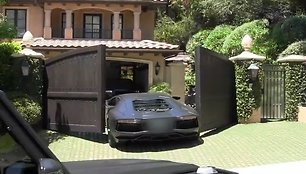 Kanye Westo „Lamborghini Aventador“ suspaustas Kim Kardashian namų vartų