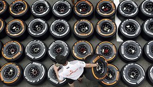 „McLaren“ mechanikas rūšiuoja padangas prieš „Formulės 1“ lenktynes Ispanijos Montmelo trasoje 