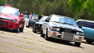 Automobilių traukos lenktynės Kazlų Rūdos aerodrome