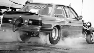 Automobilių traukos lenktynės Kazlų Rūdos aerodrome