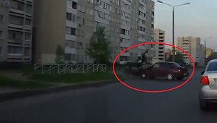 &bdquo;Lada&ldquo; vairuotojas nepraleidžia pagrindiniu keliu važiuojančio motociklininko  