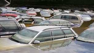 Degendorfe, rytinėje Bavarijoje paskendę automobiliai 