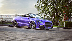 Purpurine chromo plėvele dengtas „Audi TT“ kabrioletas 