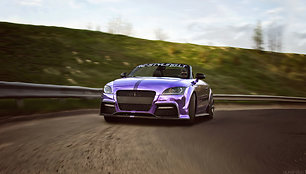 Purpurine chromo plėvele dengtas „Audi TT“ kabrioletas 