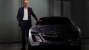 „Opel“ generalinis direktorius Dr. Karlas Thomas Neumannas šalia „Monza“ koncepto