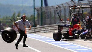 Sekmadienio, liepos 7 d. lenktynėse Niurburgringe  &bdquo;Red Bull&ldquo; piloto Marko Weberio pasmestas ratas