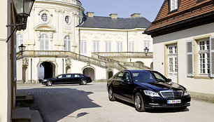 Šarvuoti S klasės „Mercedes-Benz“ automobiliai