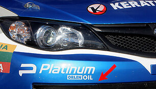 Akcijos lipdukas ant Wojciecho Chuchałos ir Kamilo Hellerio &bdquo;Subaru Impreza STI&ldquo; automobilio
