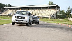 „Nissan Navara“ pagalbos automobilis – nei vienas lenktynininkas nenori jo matyti priekyje