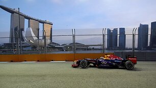 Sebastienas Vettelis treniruočių Singapūro trasoje metu 