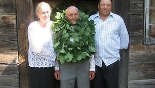 Leonas Kliukas (viduryje) ir jo artimieji