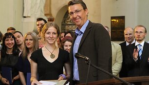 Au&scaron;ra Terleckaitė (kairėje)