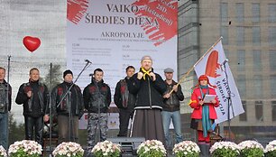 vienuolis pranci&scaron;konas br. Paulius sveikino su Vaiko &scaron;irdies diena. Nuotr. V.Budraitienės