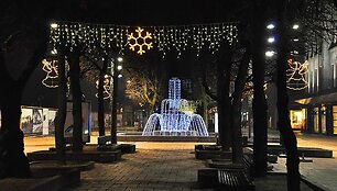 Kalėdi&scaron;kai pasipuo&scaron;usiame Kaune &ndash; angelai, debesys ir &scaron;viečiantys fontanai
