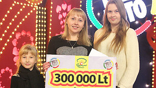 300 000 Lt (86 886 eurų) čekį butui laimėjo siuvimo įmonės kontrolierė Irena Tažibajeva i&scaron; Kėdainių.
