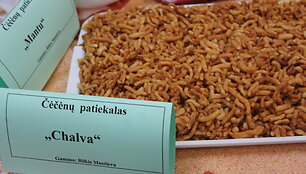Marijampolės vie&scaron;ojoje bibliotekoje pristatyta etnokultūrinė paroda &bdquo;Lietuva &ndash; pabėgėlių galimybių &scaron;alis&ldquo;/ nuotr. E.Augustaitės