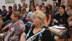 Marijampolės vie&scaron;ojoje bibliotekoje pristatyta etnokultūrinė paroda &bdquo;Lietuva &ndash; pabėgėlių galimybių &scaron;alis&ldquo;/ nuotr. E.Augustaitės