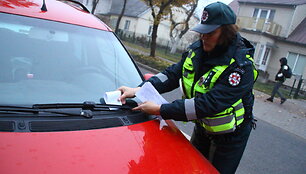 Policija dalija informacinius lapelius