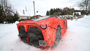 Iš sniego nulipdytas „Ferrari LaFerrari“