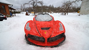 Iš sniego nulipdytas „Ferrari LaFerrari“