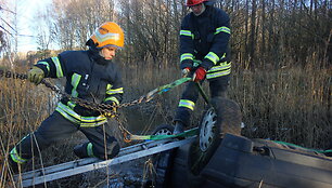 Automobilis vandenyje