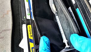 Pasieniečių patikrintame automobilyje &ndash; pistoletas, &scaron;audmenys ir, įtariama, kvai&scaron;alai