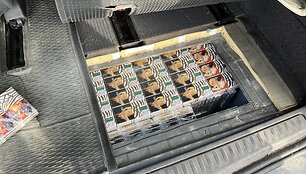 Policijos pareigūnai automobilyje aptiko kontrabandinių cigarečių slėptuvę
