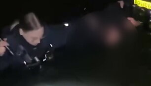 policijos-pareigunai-isgelbejo-skestancia-moteri