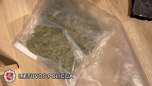 Klaipėdos teisėsaugininkai su įkalčiais sulaikė jaunuolį įtariamą platinusį narkotines medžiagas