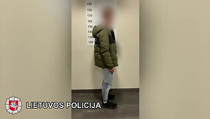klaipedos-teisesaugininkai-su-ikalciais-sulaike-jaunuoli-itariama-platinusi-narkotines-medziagas