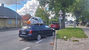 &Scaron;iuk&scaron;lių konteineriu virtęs automobilis