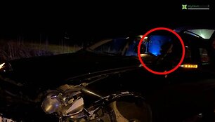 Avarija netoli Alytaus: automobilis rėžėsi į ūkininko padargus