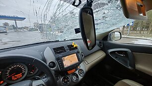 Ledo luitas pramu&scaron;ė automobilio stiklą