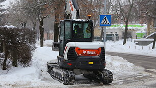 &Scaron;iauliai vaduojasi i&scaron; sniego gniaužtų