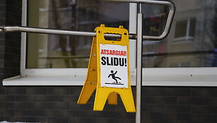 &Scaron;iauliai vaduojasi i&scaron; sniego gniaužtų