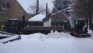 &Scaron;iauliai vaduojasi i&scaron; sniego gniaužtų