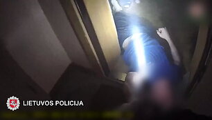 siauliuose-policijos-pareigunas-is-degancio-buto-isgelbejo-zmogu