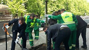 Liepų sodinimas Vilniuje, Vasario 16-osios ir Gedimino prospekto sankirtoje 2014 m. gegužės 09 d. 