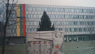 Gedulo juosta perjuosta trispalvė ant tuometinio &bdquo;Miestprojekto&ldquo; pastato. Stela spontaniškai apterliota raudonomis žvaigždėmis, simbolizuojančiomis sovietinę sistemą ir sovietinę kariuomenę