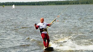 Artūro Dudėno triukai su jėgos aitvarais