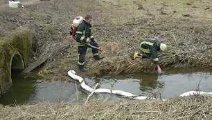 Kelmės rajone naftos produktais užter&scaron;tas Vėgelės upelis