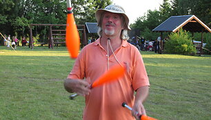 &bdquo;Rainbow Gathering&ldquo; &scaron;eima nuspalvino Antazavės miestelio &scaron;ventę