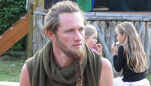 &bdquo;Rainbow Gathering&ldquo; &scaron;eima nuspalvino Antazavės miestelio &scaron;ventę