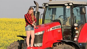 Devyniolikmetė Monika kone kasdien vairuoja traktorių