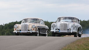 Mercedes 220 &ndash; &scaron;e&scaron;tojo de&scaron;imtmečio puo&scaron;mena