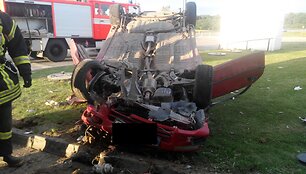 Girtas ir be teisių vaikinas užlėkė ant degalinės ir apsivertė