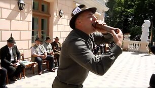 zagareje-medziotojai-savo-maurojimu-bande-suvilioti-elniu-pateles
