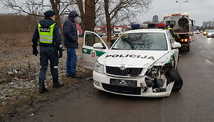 &Scaron;iauliuose policijos automobilis pateko į avariją